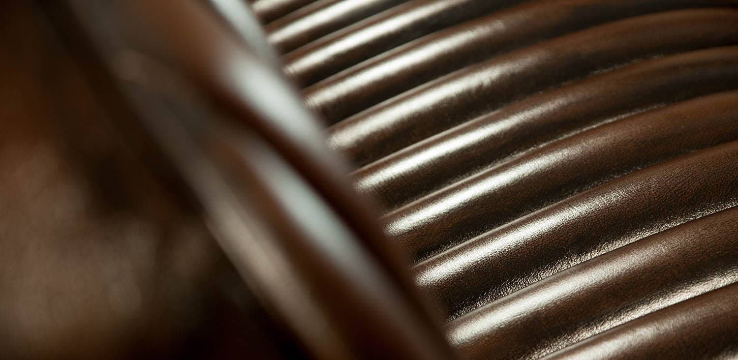 pevné stehy, kvalitní nitě a přesné vpichy – to je klíčem ke stálému držení tvaru čalouněného nábytku